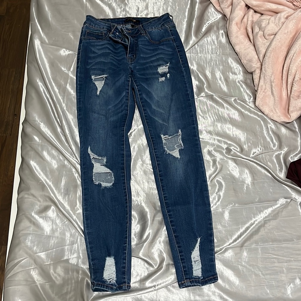 These are a size 2 and the brand is refuge.